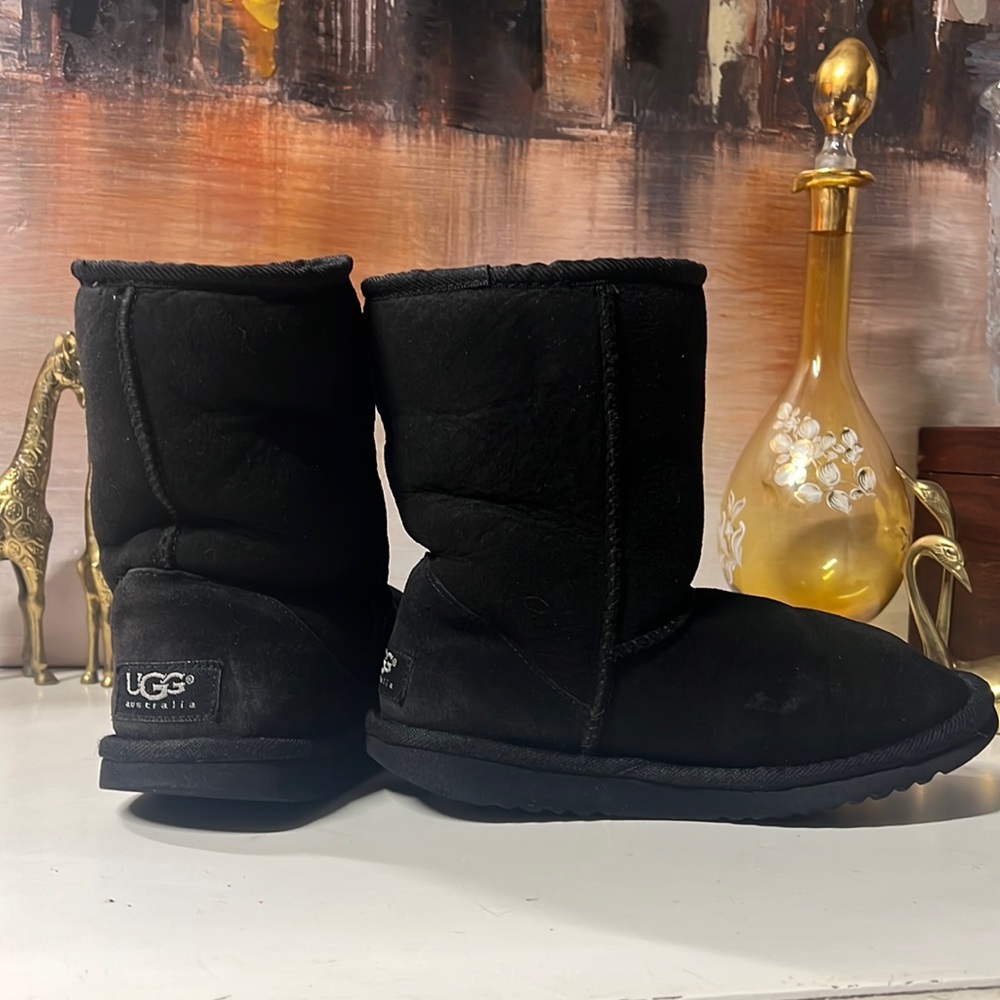 Classic short black UGGS